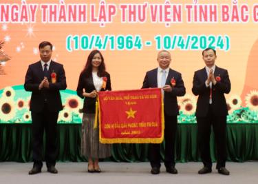 Đồng chí Nguyễn Thị Thu Hiền, Phó Vụ trưởng Vụ Thư viện trao Cờ thi đua của Bộ VHTTDL cho Thư viện tỉnh.